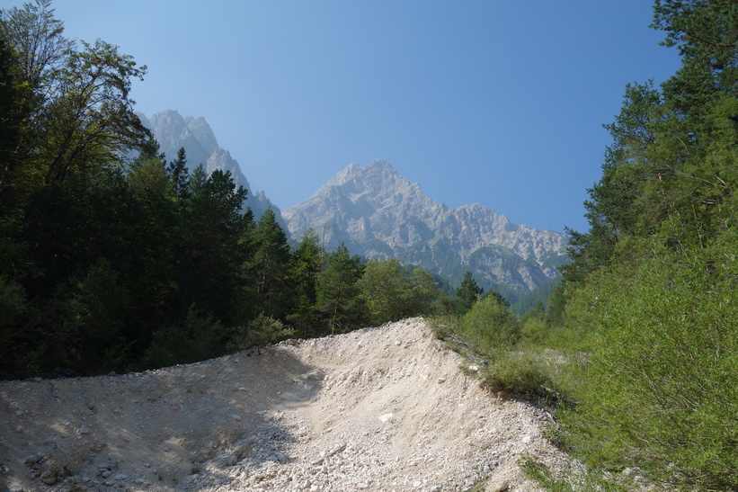 Vackra berg längs min cykling, vägen längs Vrata valley.