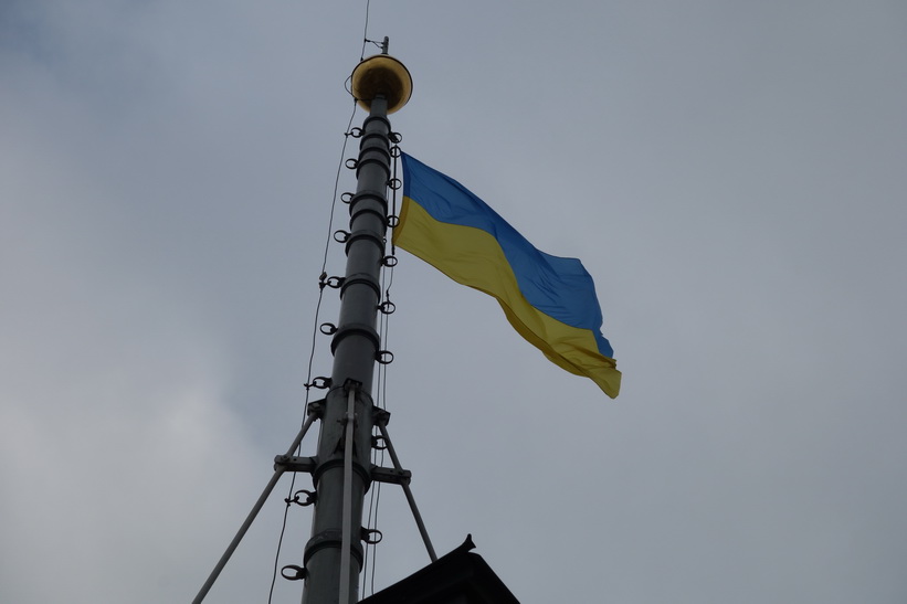 Den ukrainska flaggan uppe på stadshustornet i Lviv.