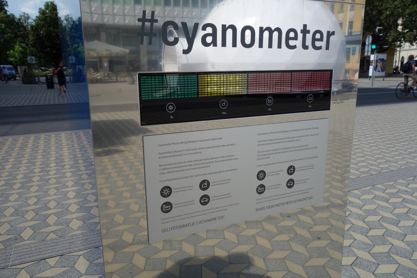 Cyanometer i centrala Ljubljana. Soldriven enhet som mäter hur blå himmelen är. Data skickas varje timme trådlöst och utifrån det insamlade datat räknas ett luftföroreningsindex ut.