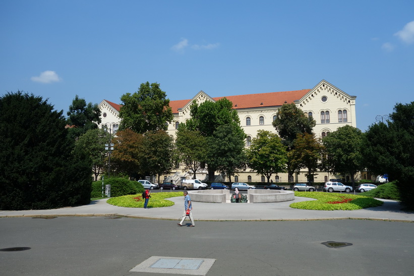 Den lilla parken vid nationalteatern med fin arkitektur i bakgrunden, Zagreb.