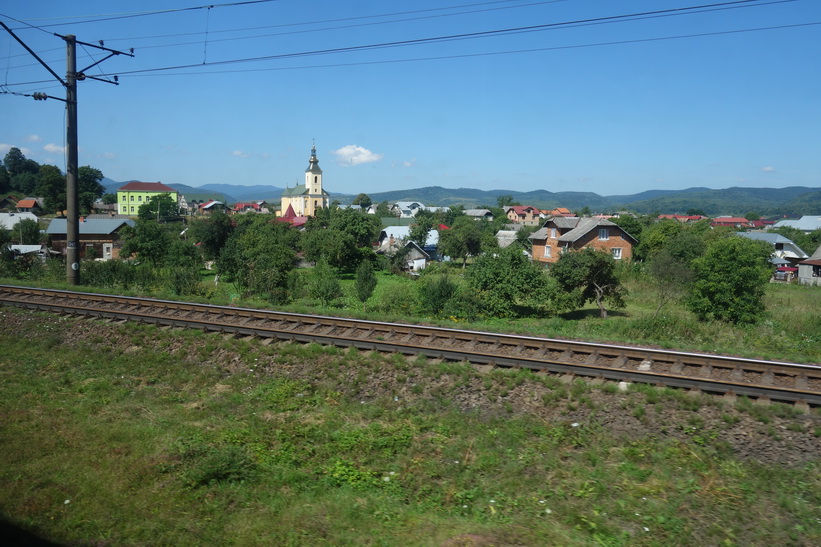 Många vackra små byar passeras. Tågresan mellan Lviv och Uzhhorod.