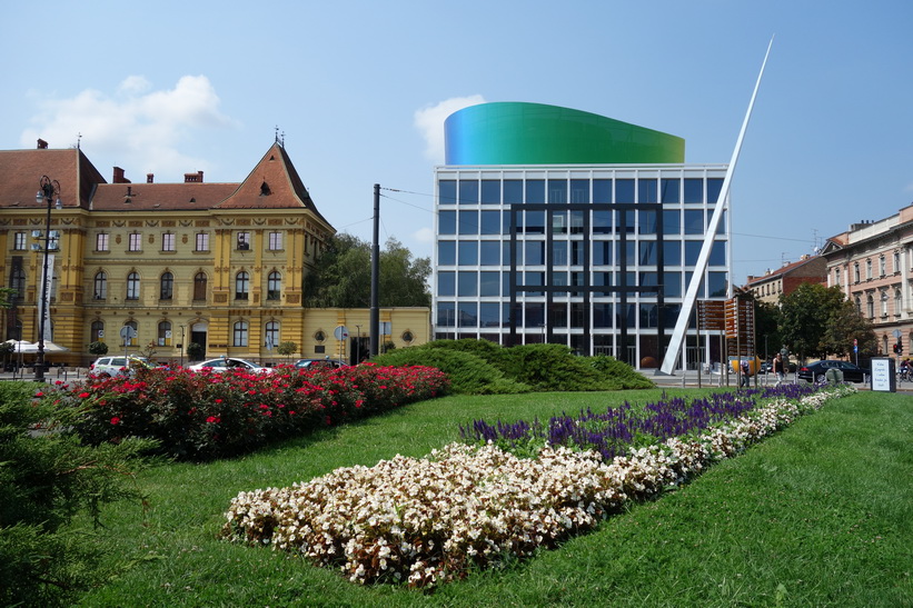 Academy of Music, University of Zagreb till höger i bild.