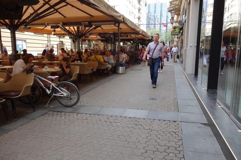 Gatuscen längs gågata med restauranger i centrala Zagreb.