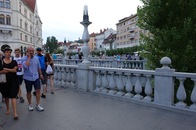 Folklivet vid Tromostovje (Triple bridge), gamla staden, Ljubljana.