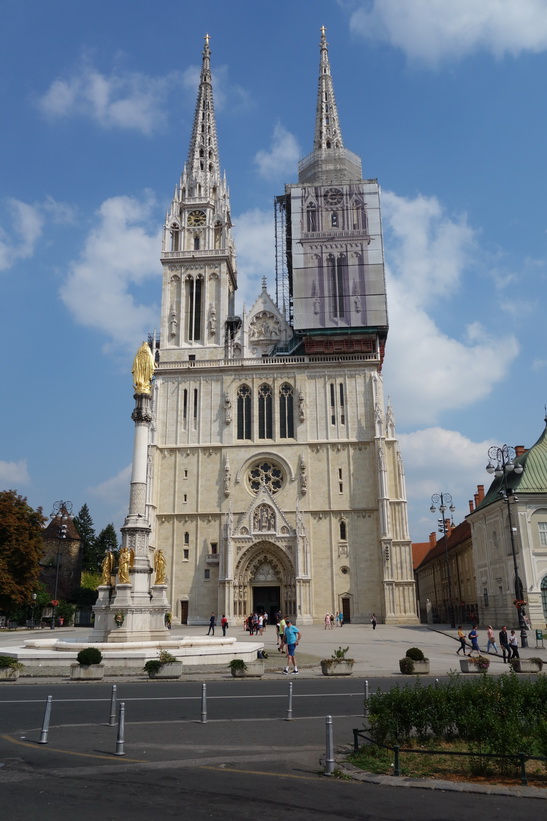 Den fantastiska katedralen i Zagreb. Officiellt namn: Jungfru Marie himmelsfärds och sankt Stefans och Ladislavs katedral.