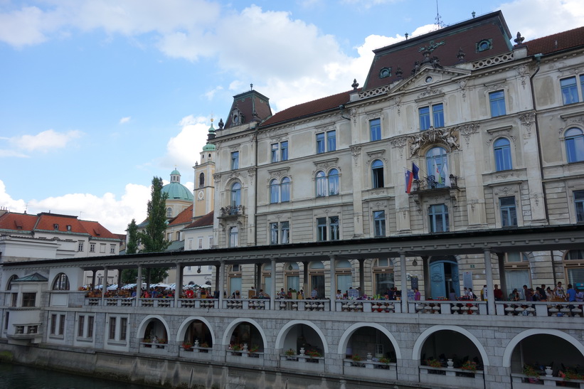 Ljubljanica-floden med Central market och Saint Nicholas Cathedral i bakgrunden, Ljubljana.