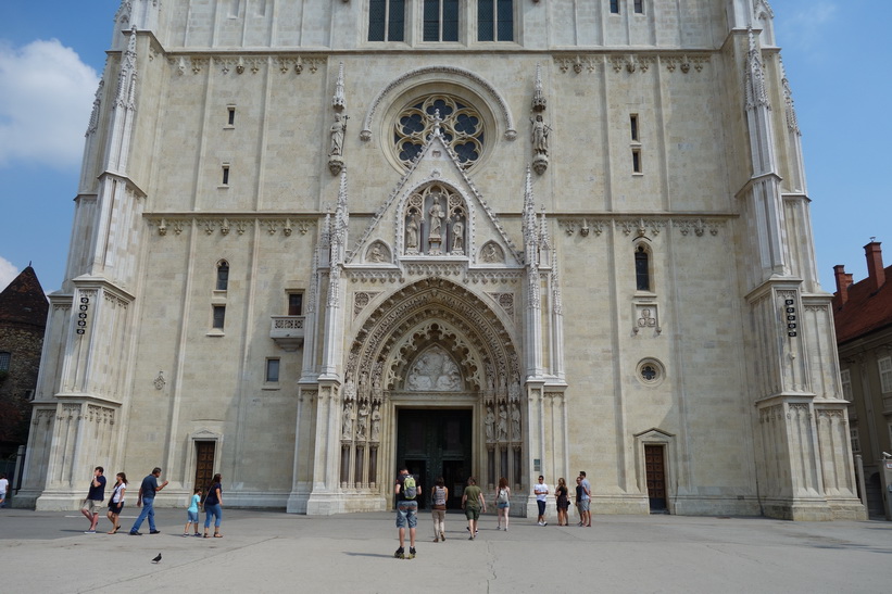 Den fantastiska katedralen i Zagreb. Officiellt namn: Jungfru Marie himmelsfärds och sankt Stefans och Ladislavs katedral.