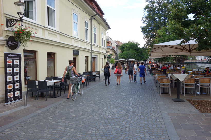 Trafikfritt längs gatan Petkovškovo nabrežje, Ljubljana.