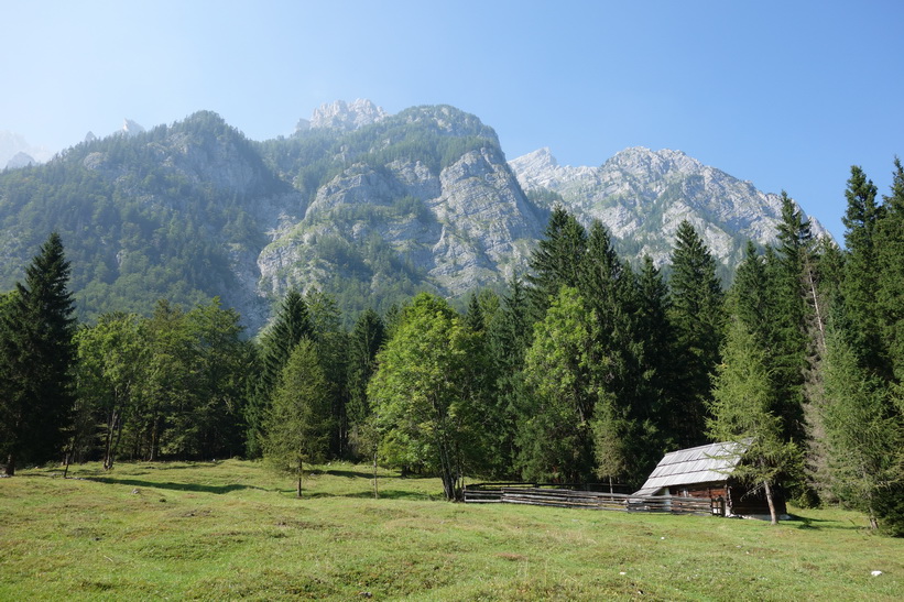 Vackra berg längs min cykling, vägen längs Vrata valley.