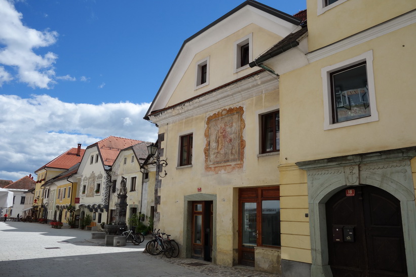 Arkitekturen på Linhartov trg i gamla staden i Radovlica.