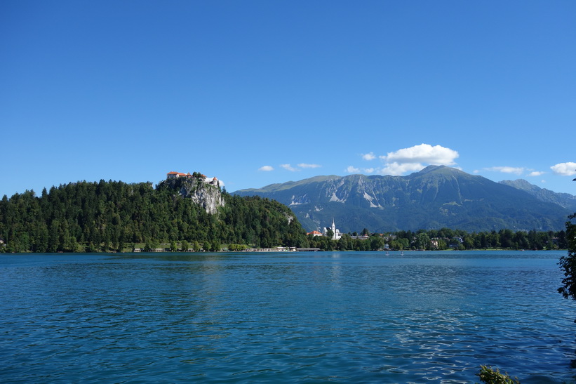Lake Bled med Bled castle till vänster i bild.