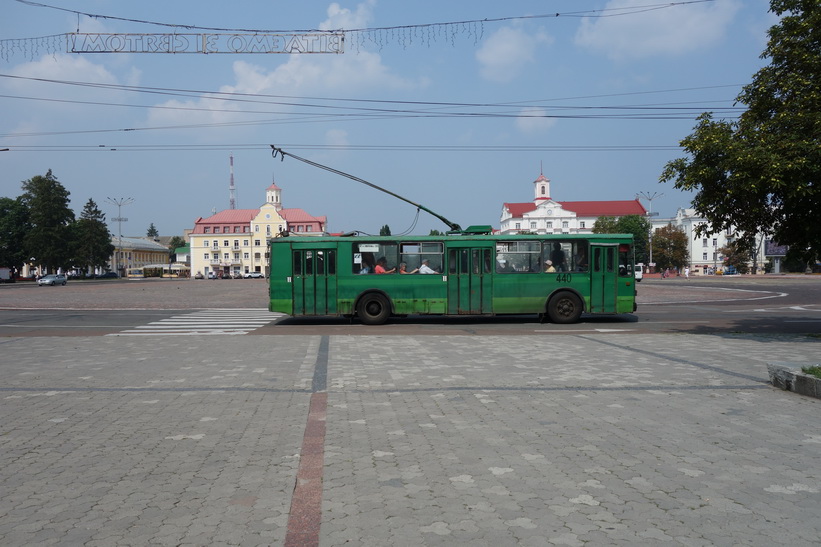 Trådbuss passerar förbi torget (Krasna) i Tjernihiv.