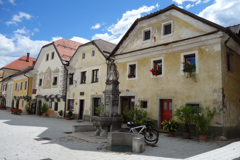 Arkitekturen på Linhartov trg i gamla staden i Radovlica.