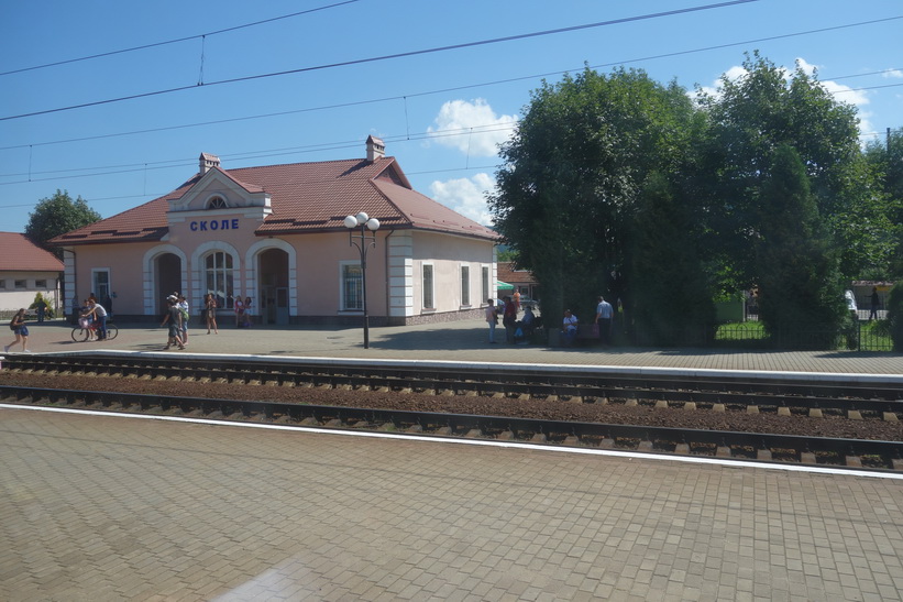 Stopp vid en tågstation i en liten by någonstans längs tågresan mellan Lviv och Uzhhorod.