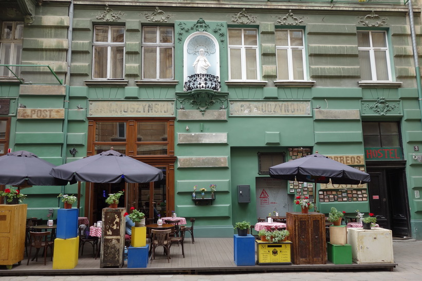 Post office on Drukarska street. Populär restaurang och café nära Rynok square, Lviv.