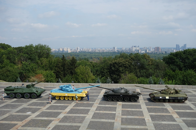 Utsikten från foten av moderlandsmonumentet, Kyiv.