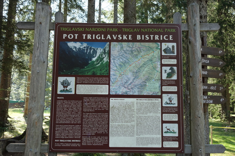 Informationsskylt för TNP (Triglav National Park) vid Aljažev dom.