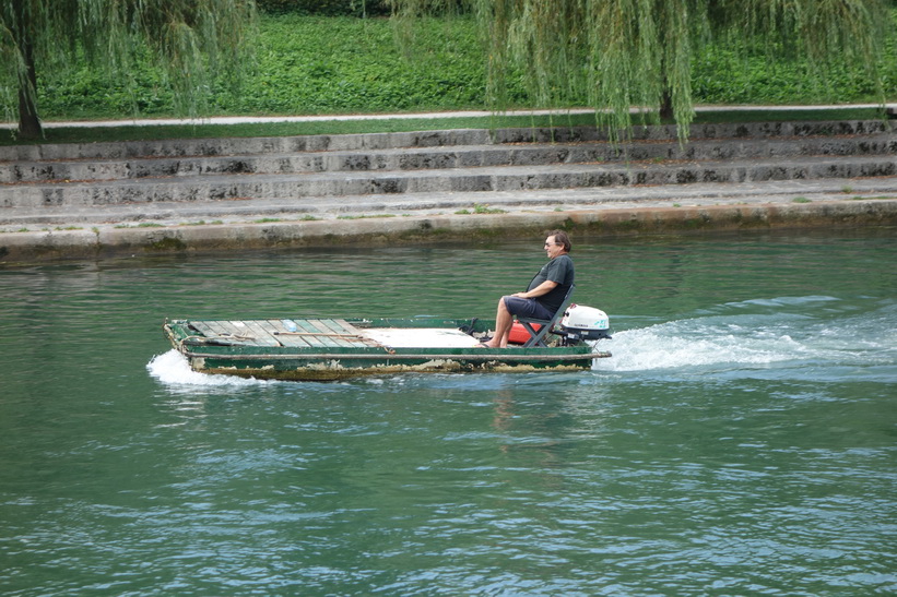 Den konstiga farkosten efter den andra i floden Ljubljanica i centrala Ljubljana.