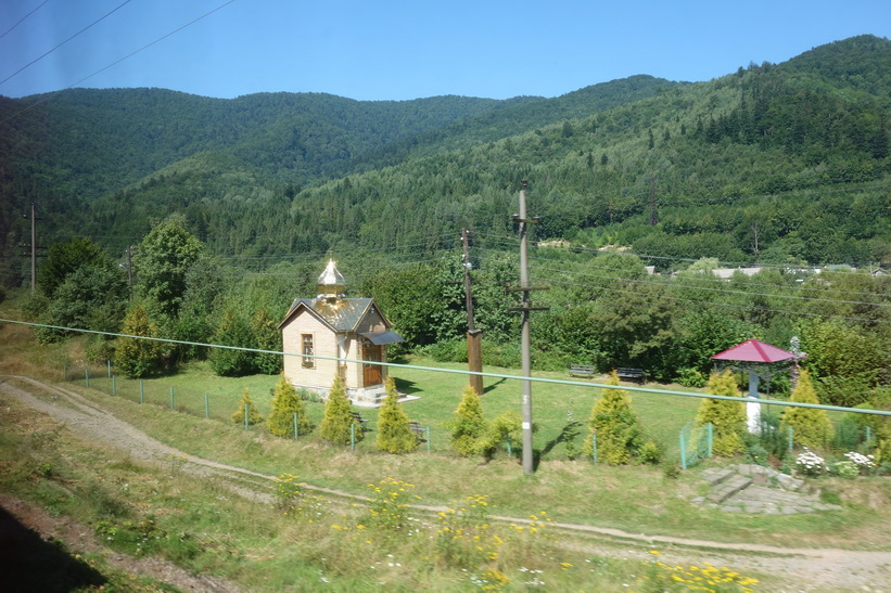 Vackra små kyrkor är det ingen brist på på landsbygden i Ukraina. Tågresan mellan Lviv och Uzhhorod.