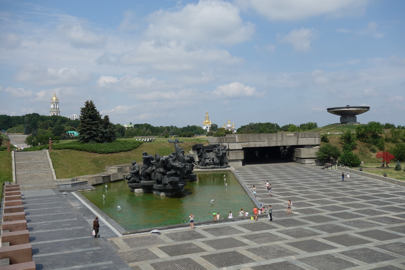 Utsikten från foten av moderlandsmonumentet, Kyiv.