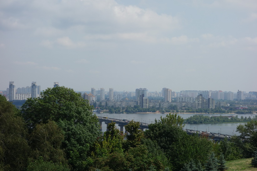 Utsikten från foten av moderlandsmonumentet, Kyiv.