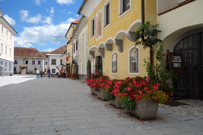 Arkitekturen på Linhartov trg i gamla staden i Radovlica.