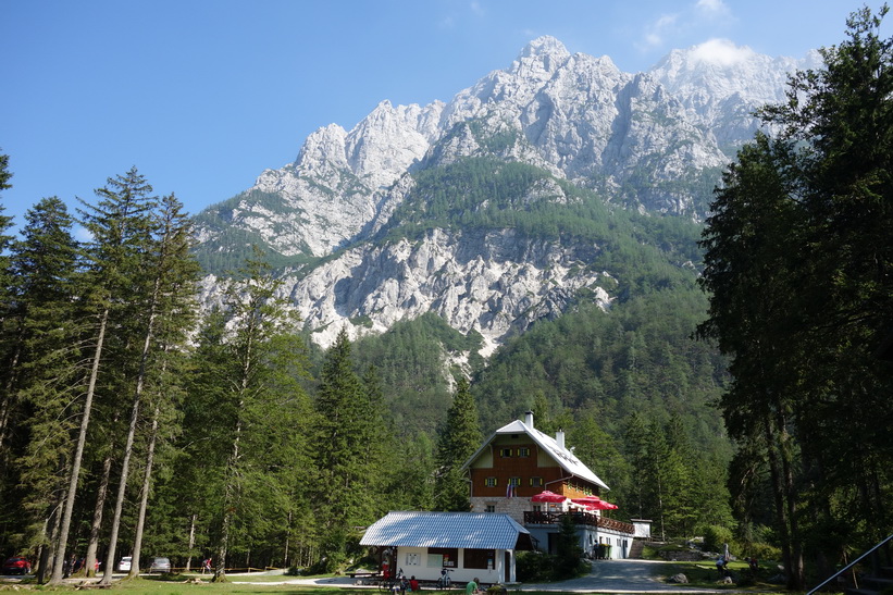 Bergstoppar vid Mt Triglav med Aljažev dom i förgrunden.