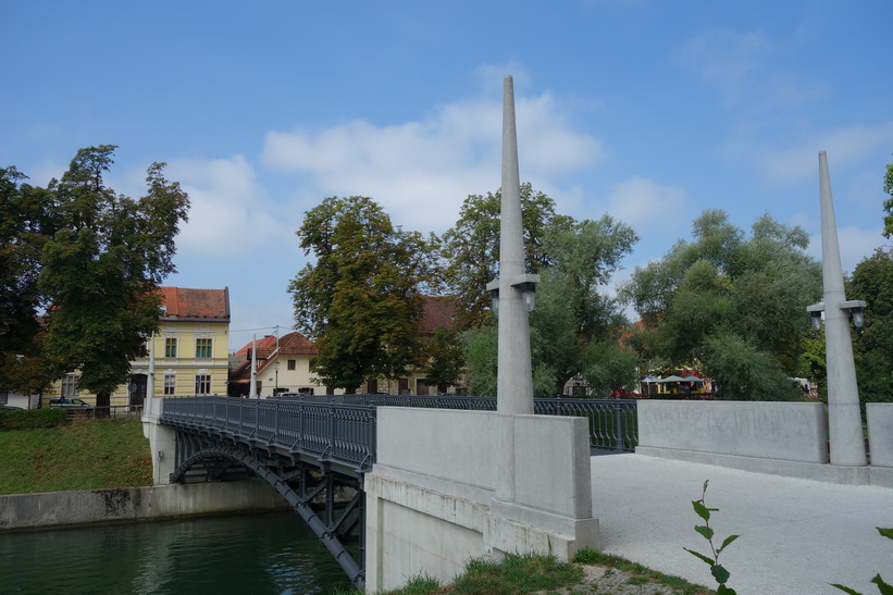 Bro över floden Ljubljanica i centrala Ljubljana.