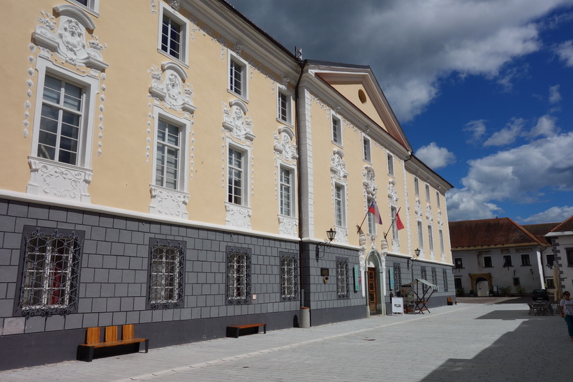 Arkitekturen på Linhartov trg i gamla staden i Radovlica.