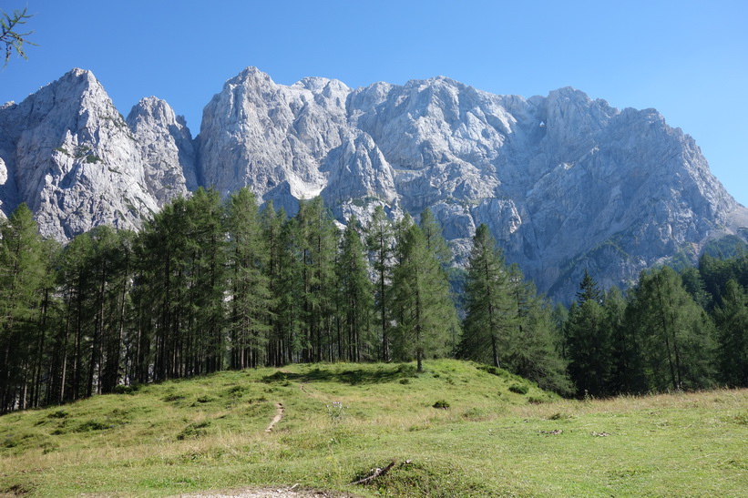 Mt Prisank med The Window som är 80 meter högt och 40 meter brett! Cykelturen till Vršič Pass.