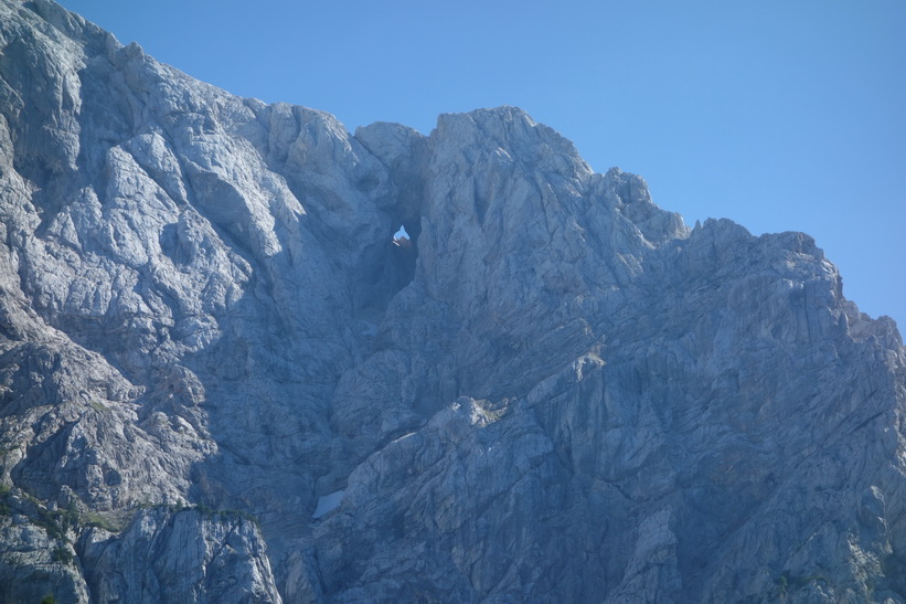 Mt Prisank med The Window som är 80 meter högt och 40 meter brett! Cykelturen till Vršič Pass.