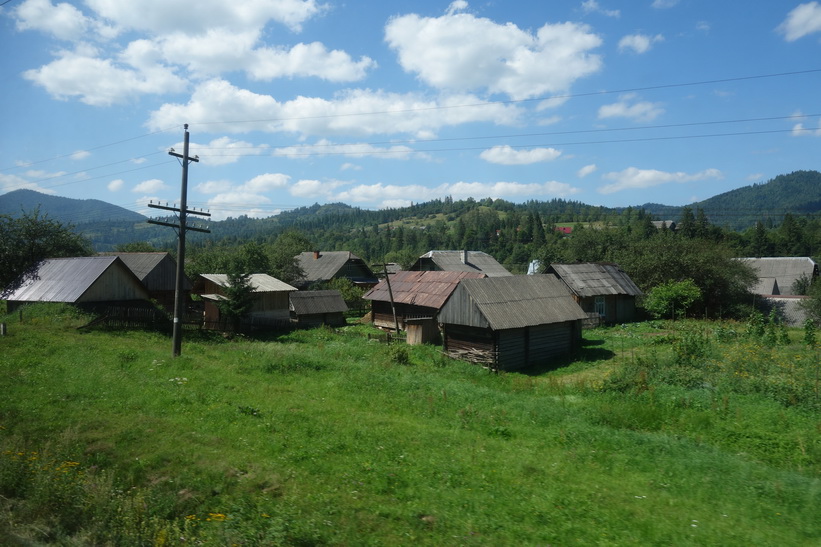 Gammal by någonstans i Karpaterna. Tågresan mellan Lviv och Uzhhorod.