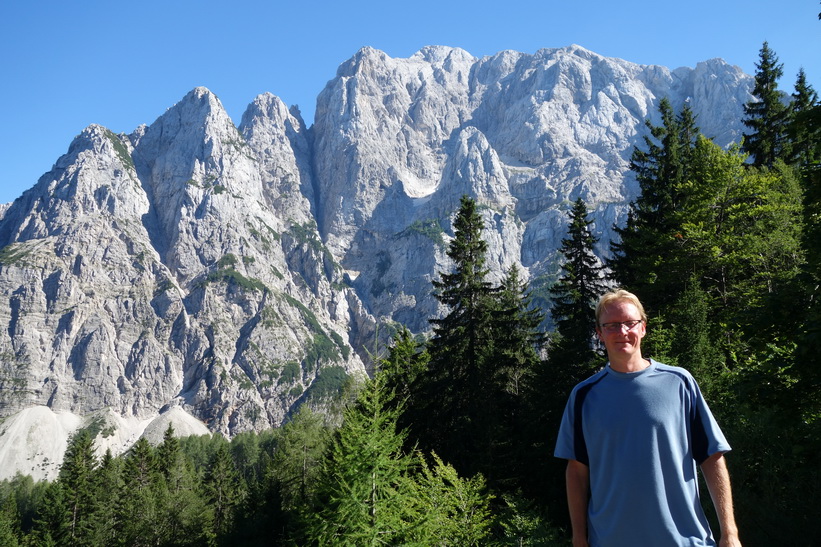 Stefan framför Mt Prisank. Cykelturen till Vršič Pass.