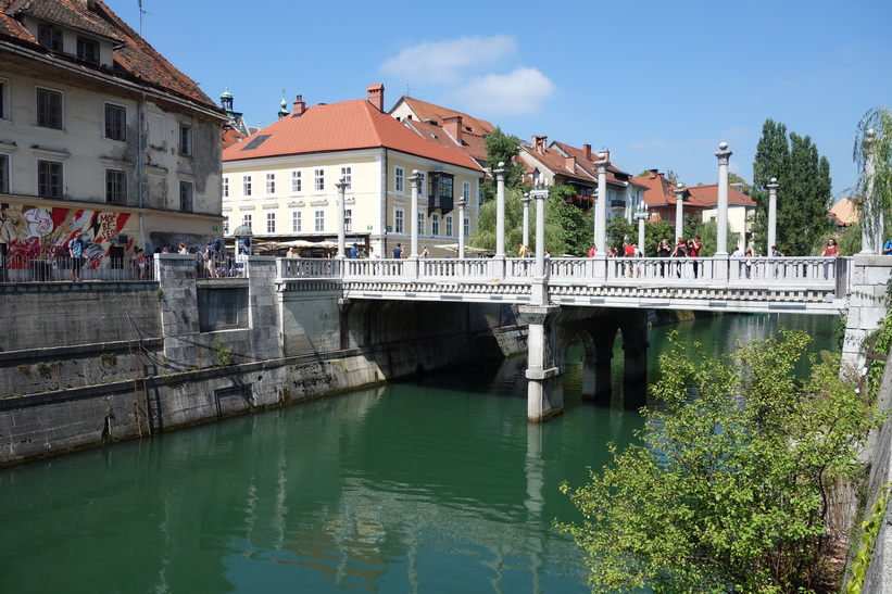 Bro över floden Ljubljanica i centrala Ljubljana.