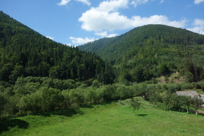 Vacker natur i de ukrainska Karpaterna. Tågresan mellan Lviv och Uzhhorod.