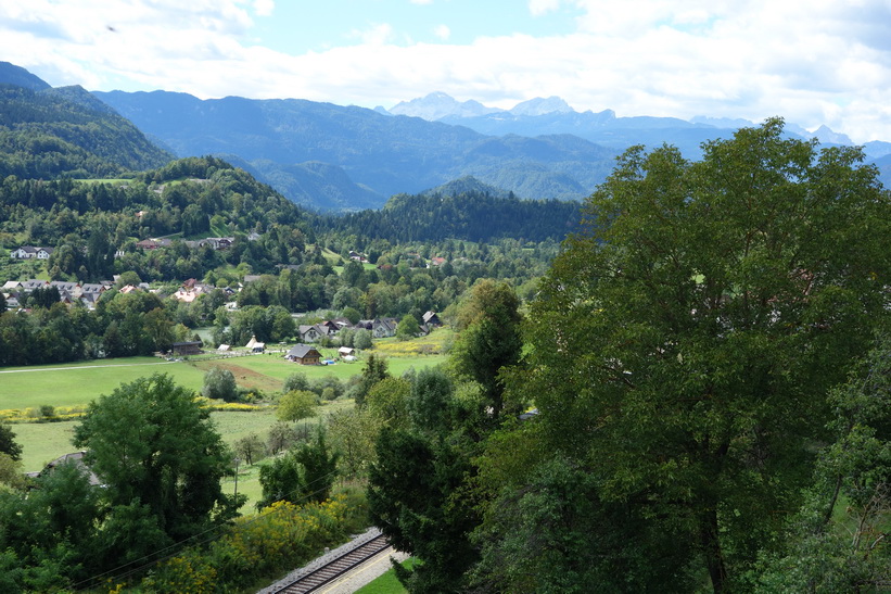 Utsikt över Sava-dalen, Radovlica. Den högsta toppen till vänster är Mt Triglav, Sloveniens högsta berg som mäter 2864 över havet.