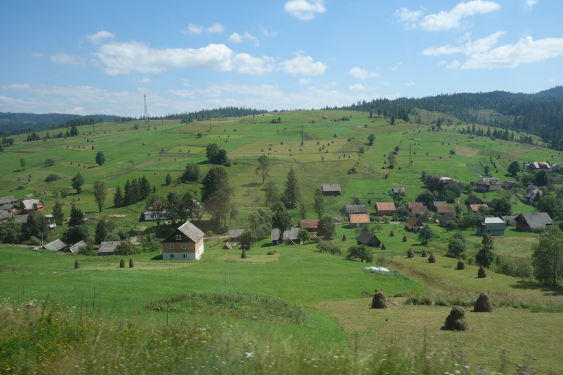 Idyllisk by i Karpaterna. Tågresan mellan Lviv och Uzhhorod.