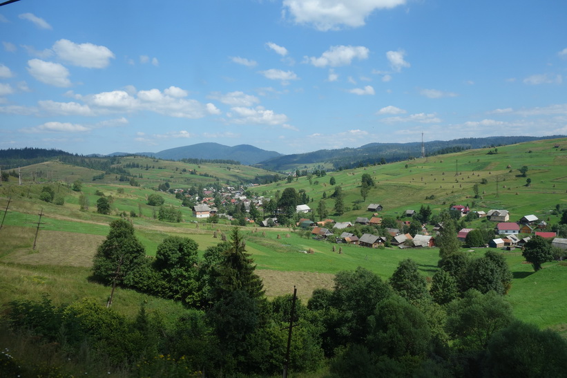 Idyllisk by i Karpaterna. Tågresan mellan Lviv och Uzhhorod.
