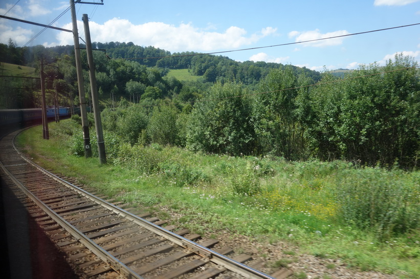 Kraftig kurva någonstans i Karpaterna. Tågresan mellan Lviv och Uzhhorod.