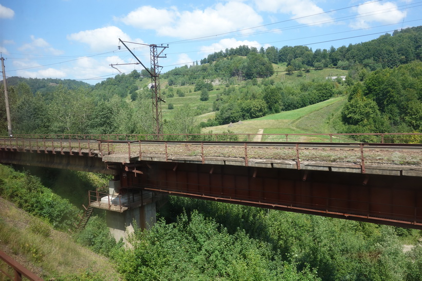 Gammal järnvägsbro någonstans i Karpaterna. Tågresan mellan Lviv och Uzhhorod.