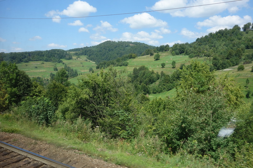 Det vackra landskapet i de ukrainska Karpaterna. Tågresan mellan Lviv och Uzhhorod.