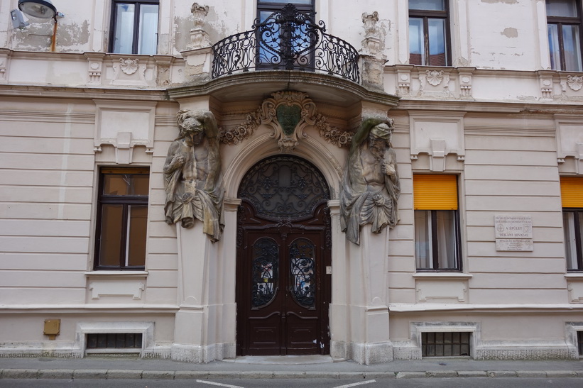 Arkitekturen i Pécs otroligt vackra centrum.