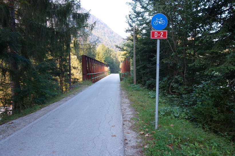 Någonstans mellan Mojstrana och Kranjska Gora längs cykelväg D-2.