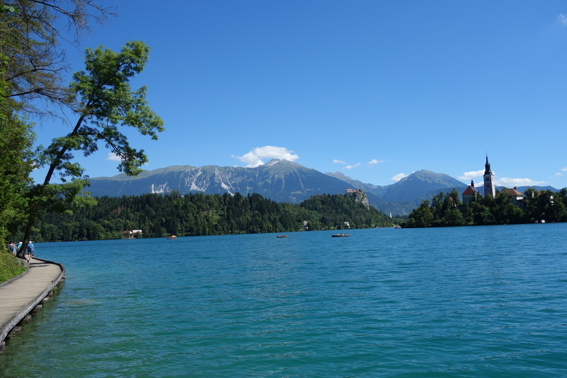 Lake Bled med Bled castle och Bled island i bakgrunden.