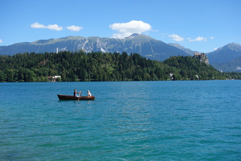 Lake Bled med Bled castle i bakgrunden.