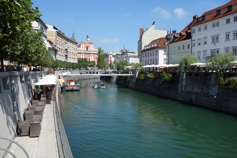 Floden Ljubljanica med den vackra omgivande arkitekturen i centrala Ljubljana.