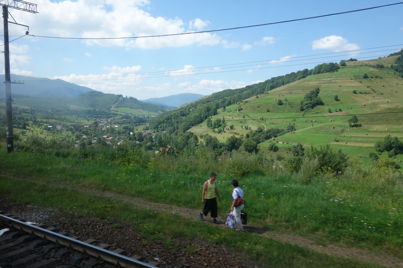 Kvinnan på bilden blev avsläppt mitt ute i ingenstans! Tågresan mellan Lviv och Uzhhorod.