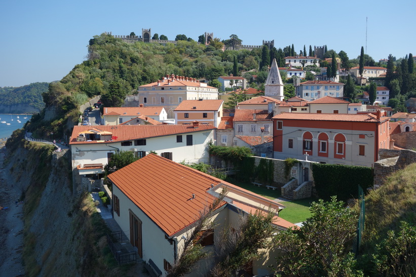 Vy över Pirans gamla stad från området kring kyrkan Župnijska cerkev sv. Jurija.