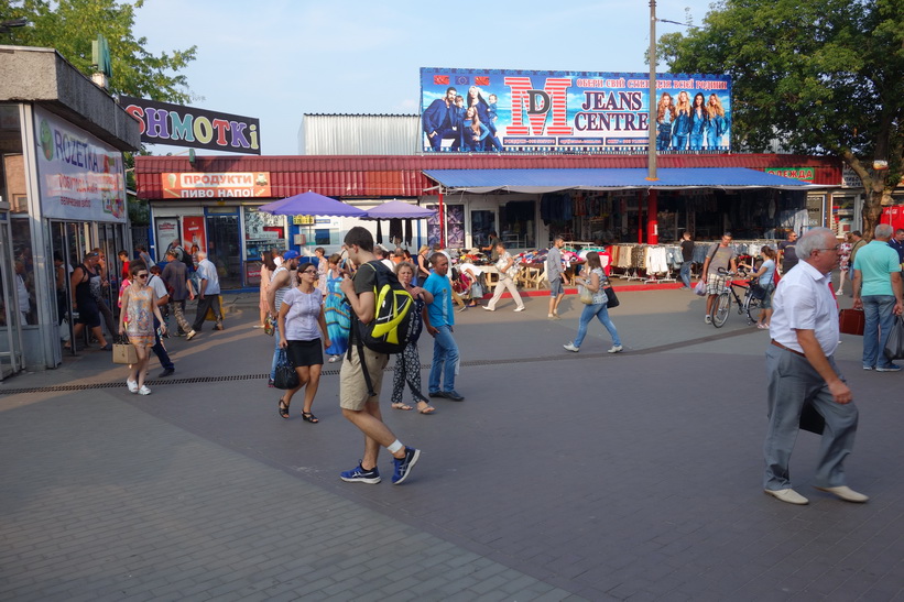 Marknaden vid metrostation Lisova, Kyiv.