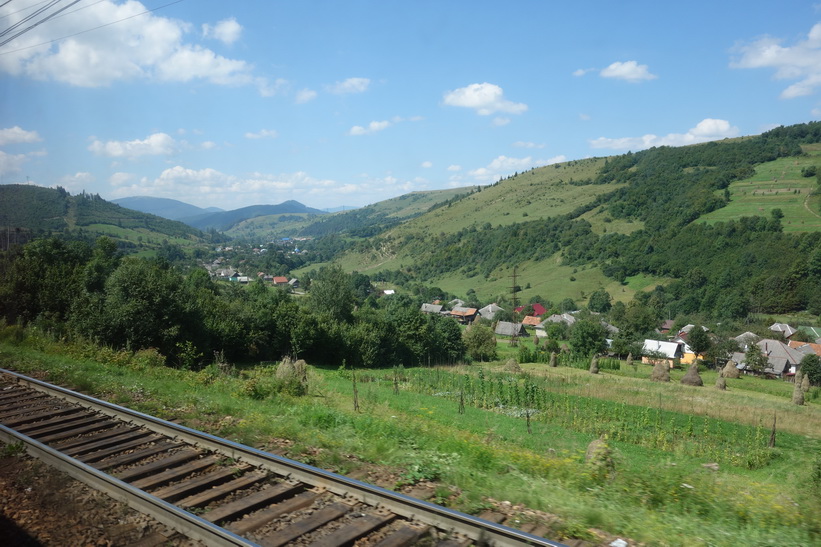 Det vackra landskapet i de ukrainska Karpaterna. Tågresan mellan Lviv och Uzhhorod.
